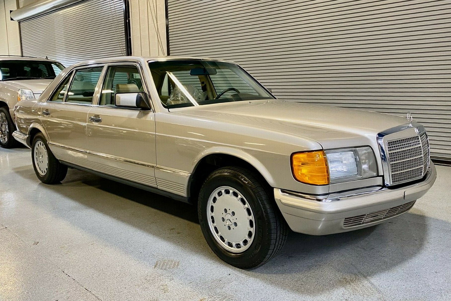 Mercedes-Benz W126 с пробегом 4700 км продают по цене нового GLA