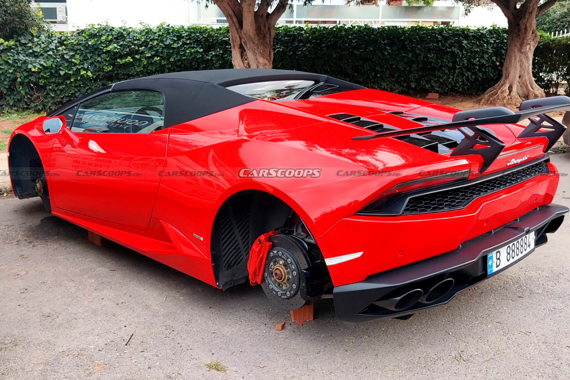 Посмотрите на Lamborghini Huracan, который воры бросили на кирпичах