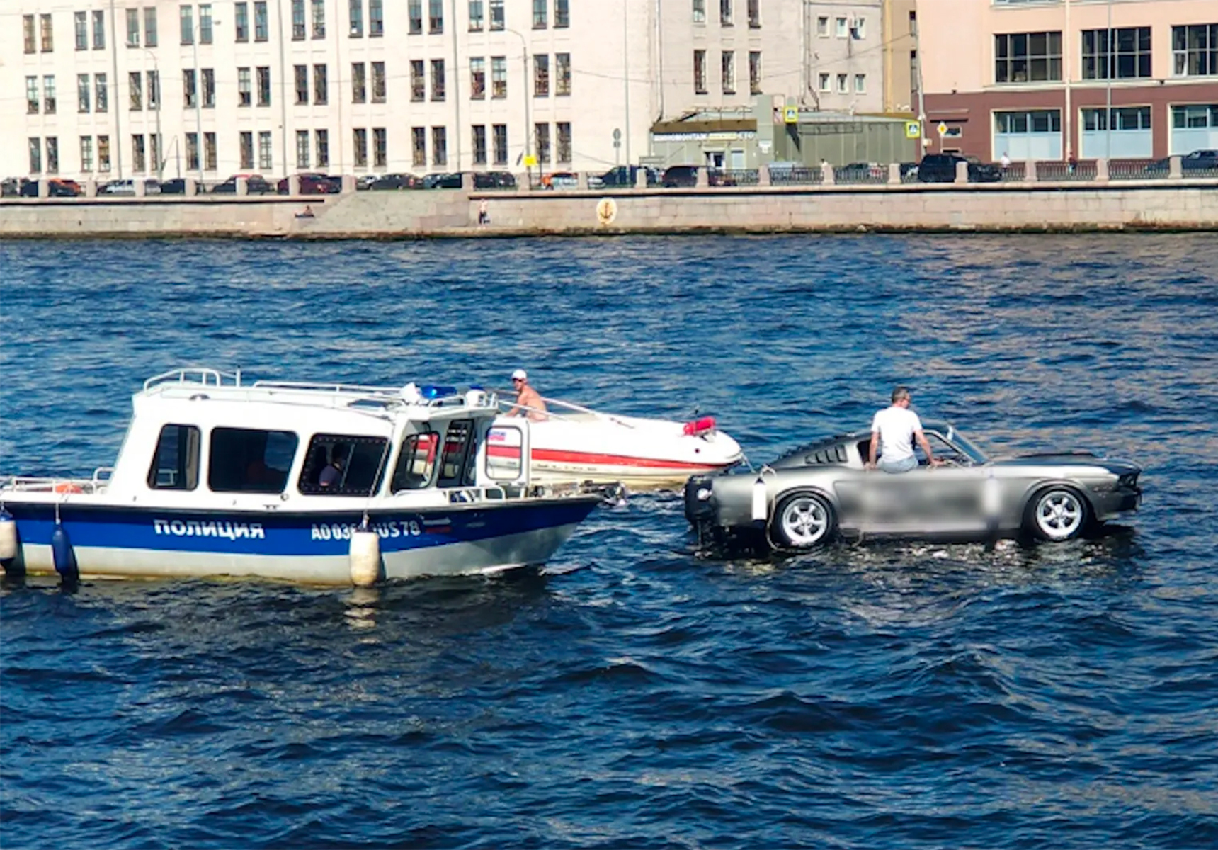 Водоплавающий Ford Mustang проплыл по Неве