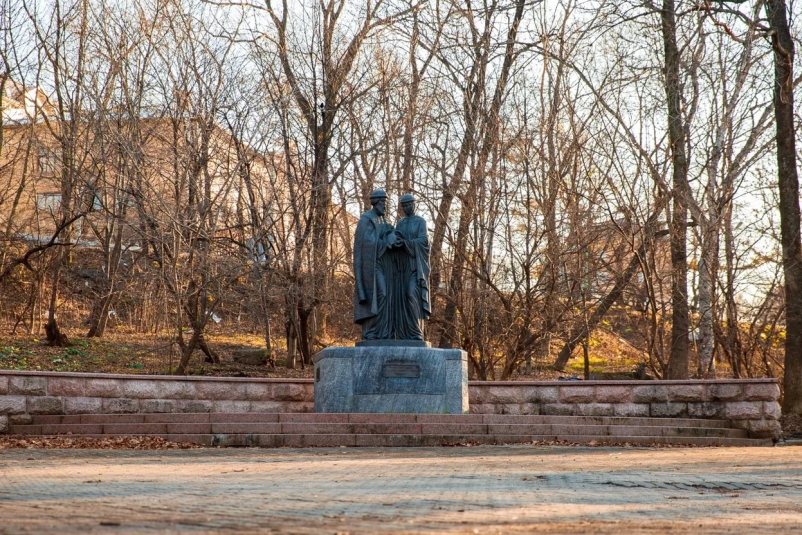 В Покровском парке во Владивостоке неизвестные разворовали забор за 1,3 млн рублей