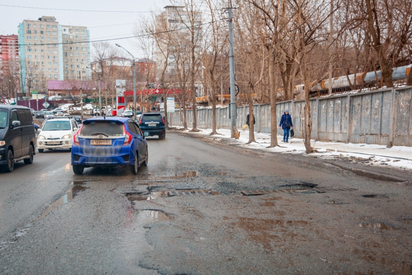 Пришла весна, поплыли наши миллионы: во Владивостоке с дорог смыло новый асфальт