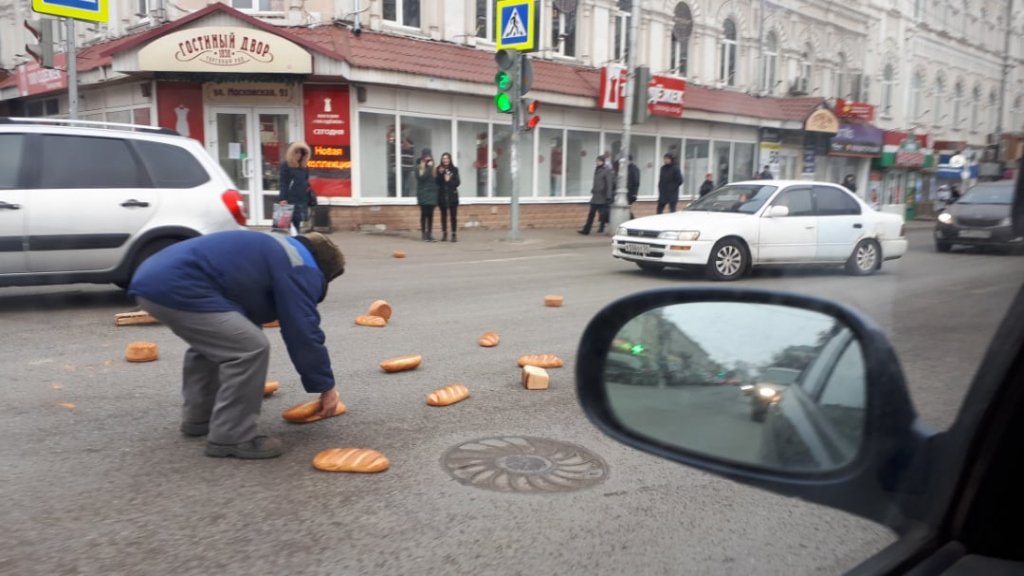 Растерял? Пензенец разбросал буханки хлеба перед Драматическим театром