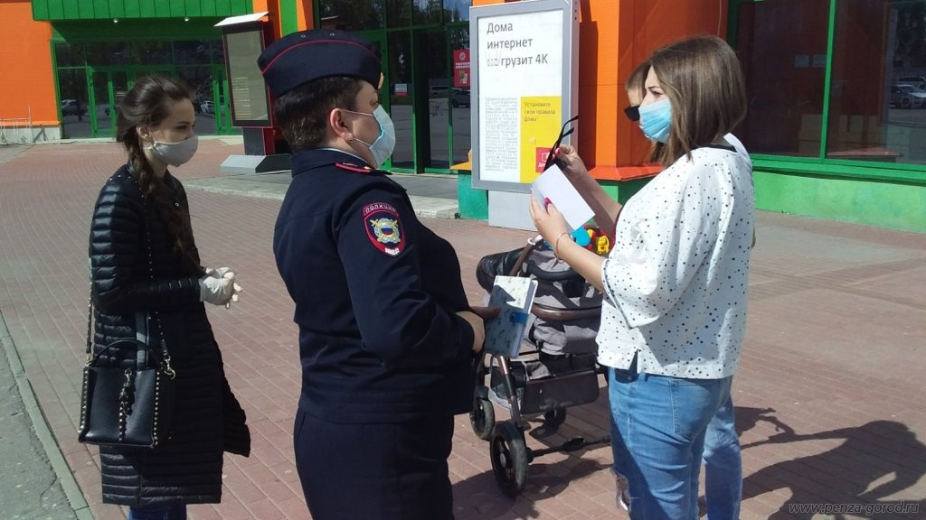 Гуляют по торговому центру: в Пензе ловят 'дезертиров'