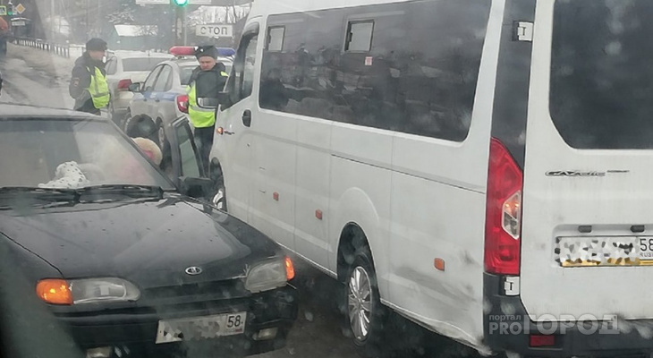 На месте ГИБДД: в Пензе столкнулись ВАЗ и маршрутка – фото