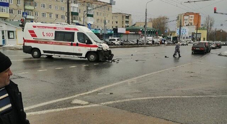 Соцсети: в Пензе водитель автобуса снес скорую помощь