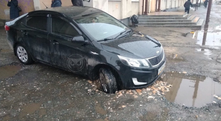 В центре Пензы легковушка провалилась в яму