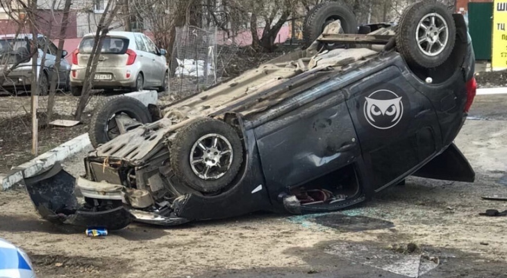 В Пензе на проспекте Победы перевернулось авто