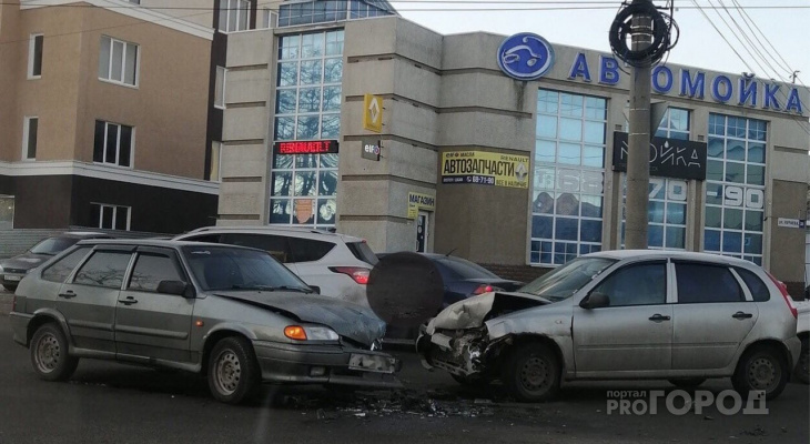 В центре Пензе лоб в лоб столкнулись два автомобиля