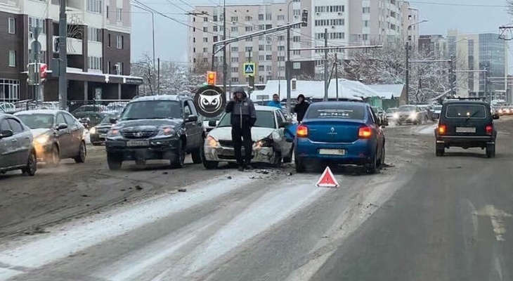 В Пензе на перекрестке произошла серьёзная авария