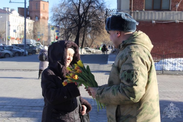 Росгвардейцы подарят тюменкам тысячу цветов