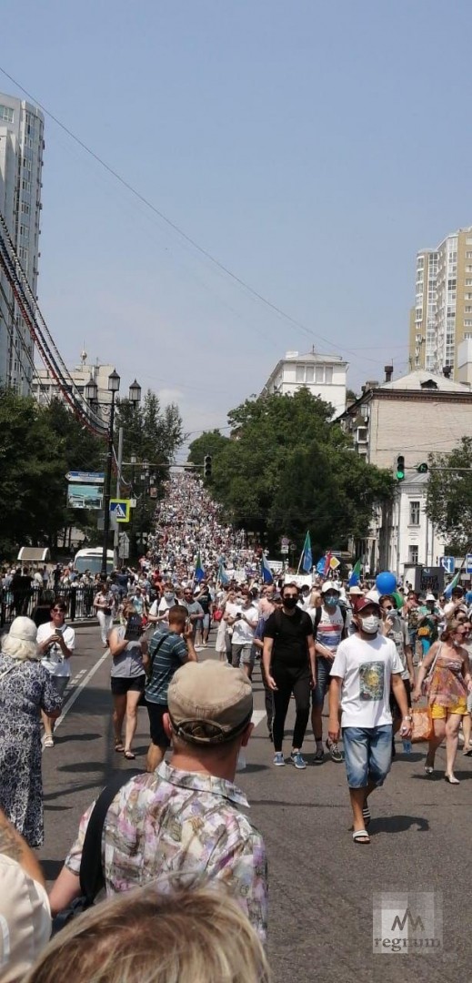 В Хабаровске по улицам прошла многотысячная колонна в поддержку Фургала