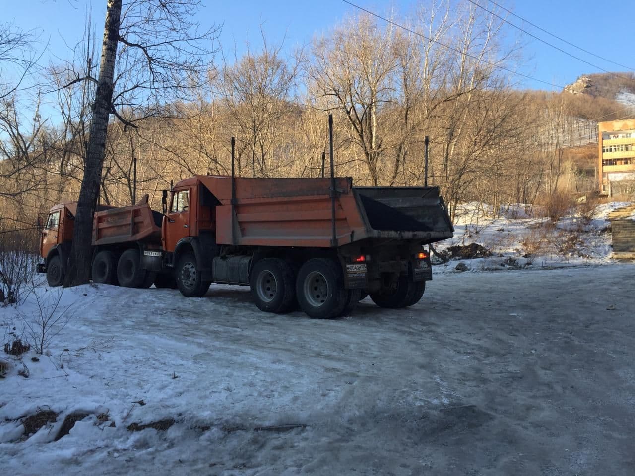 В Приморье после ледяного циклона в мороз укладывают асфальт