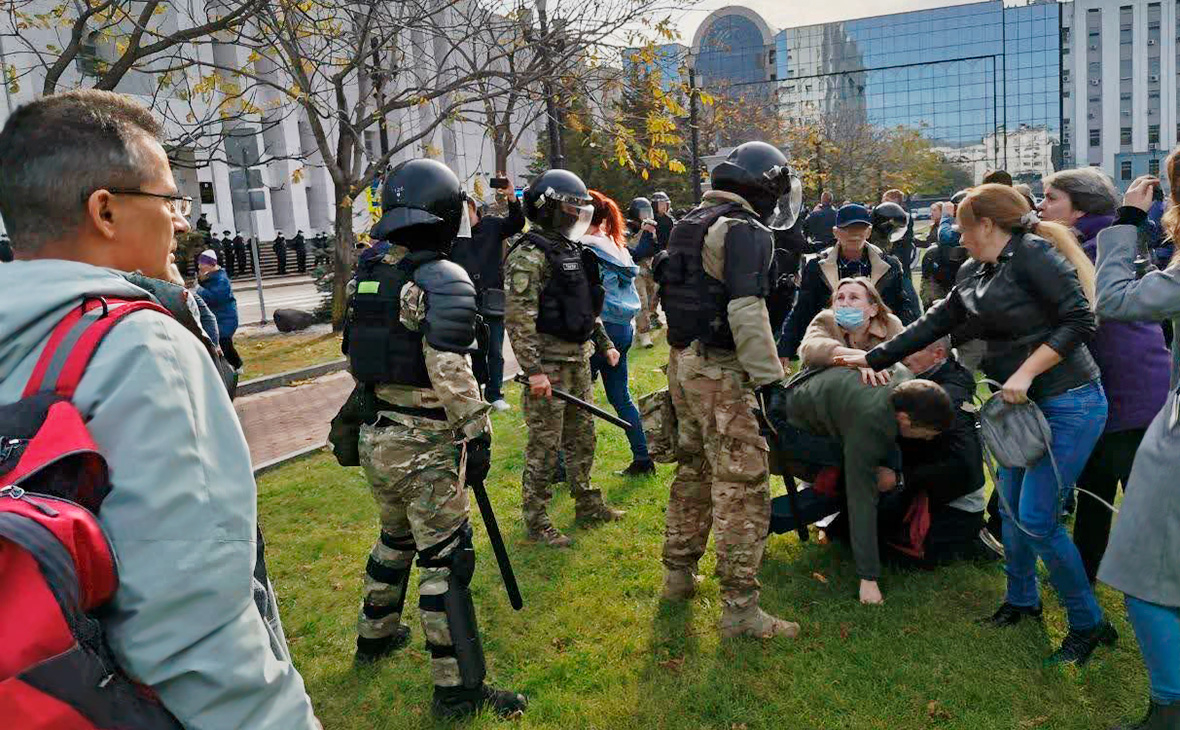 В Хабаровске бойцы ОМОНа задержали участников митинга в поддержку Фургала