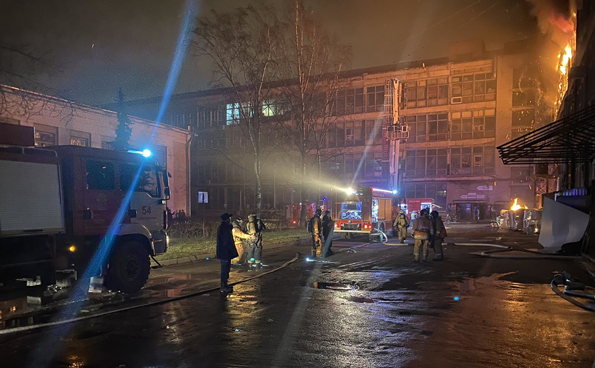 В Санкт-Петербурге загорелось здание электромеханического завода