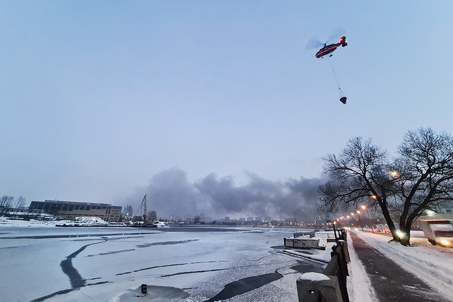 Пожар на юге Москвы площадью 1 тыс. кв. м потушили с помощью авиации