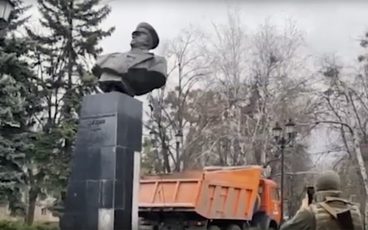 В Харькове снесли бюст Жукова