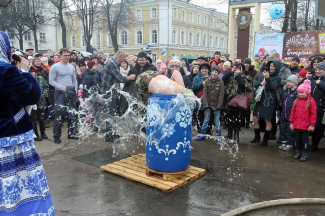 Где сожгут чучело и нырнут в ледяную бочку. Полная программа масленичных гуляний в Смоленске