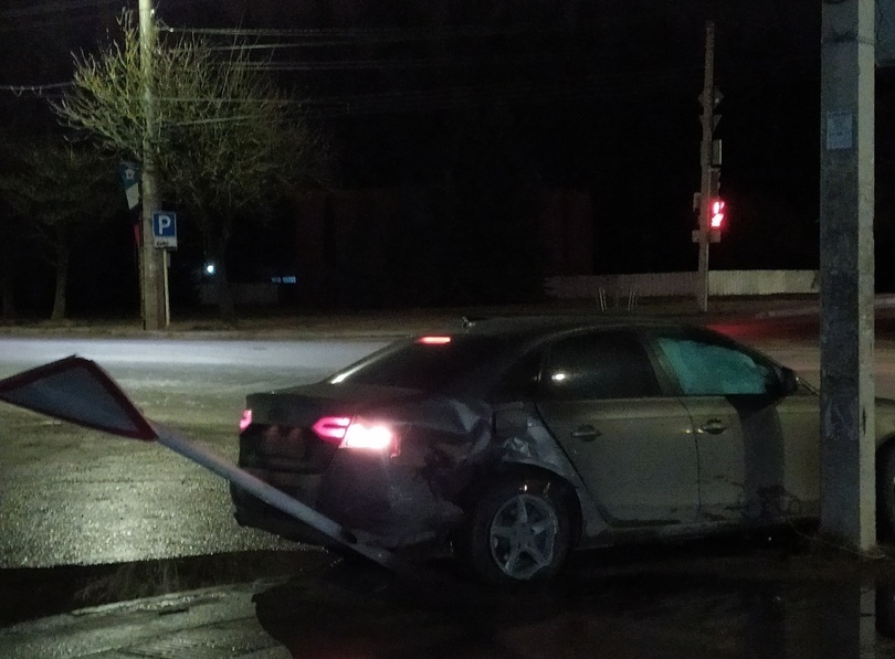 В Смоленске Рено протаранила Ауди. Машина вылетела на тротуар