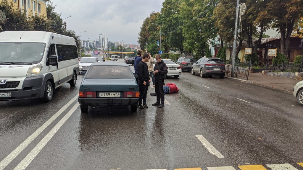 В центре Смоленска на пешеходном переходе сбили мужчину