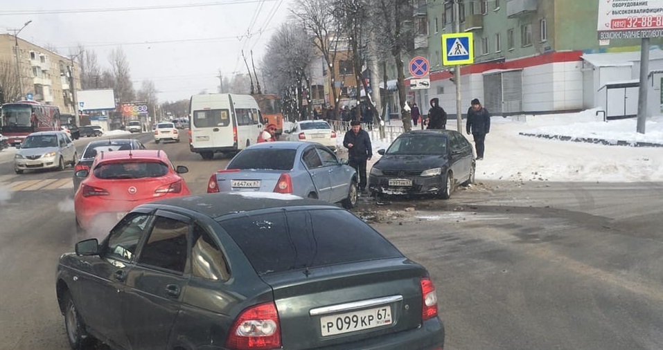 Скорая на месте. Жесткая авария на Шевченко в Смоленске собирает масштабную пробку