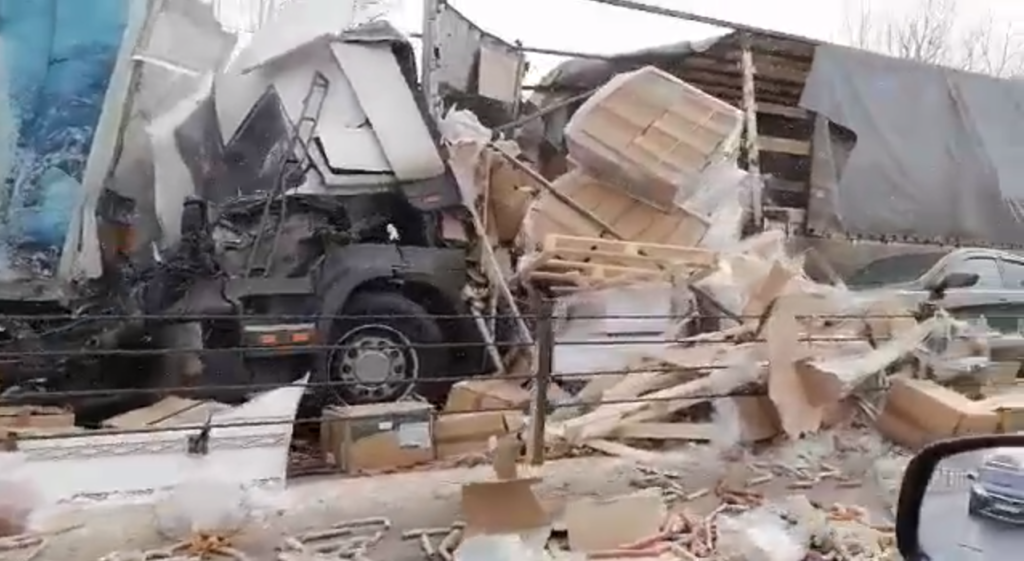 ДТП на трассе М-1 парализовало движение