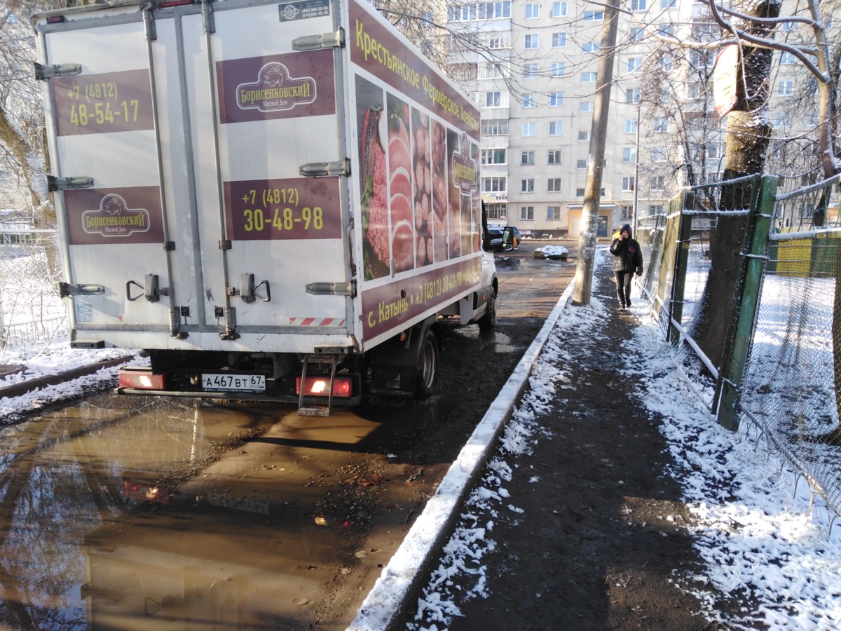 Общественный запор: во дворе на улице Николаева вместо валуна поставили шлагбаум