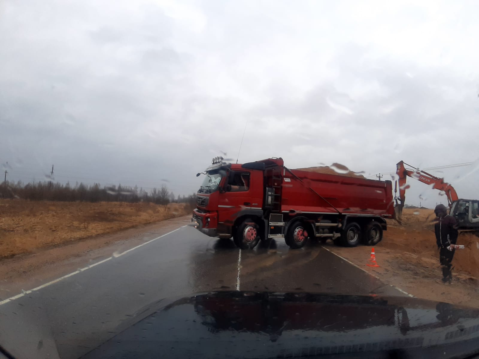 «За такое надо штрафовать». В Смоленском районе дорожники не установили временные знаки