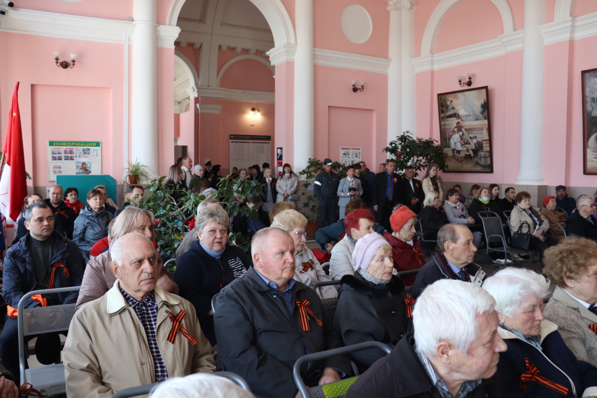 На вокзале Смоленска проходит акция «Георгиевская ленточка»