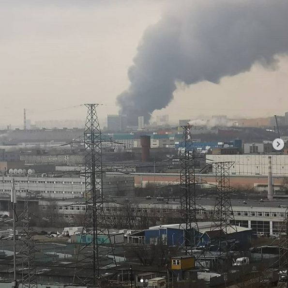 Крупный пожар на складе на Варшавском шоссе в Москве: подробности, фото и видео из соцсетей