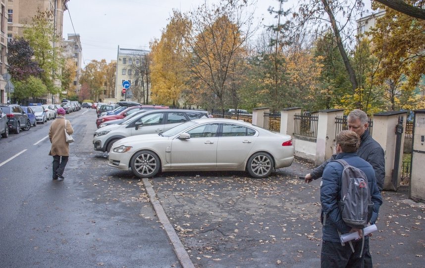 В Петербурге активисты 'отвоевали тротуар' на центральной улице города