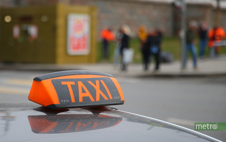 В Москве пассажиру такси пригрозили пистолетом и заставили перевести деньги грабителям