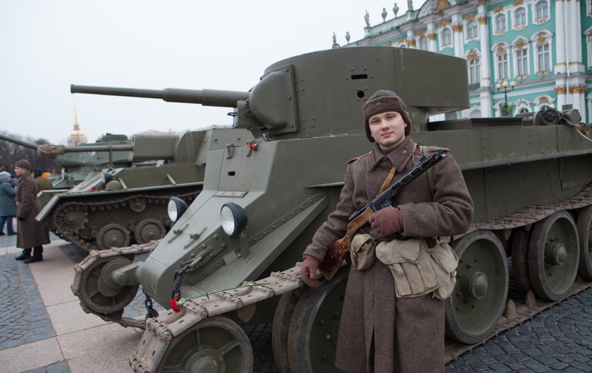 Технику военных лет показали на Дворцовой площади