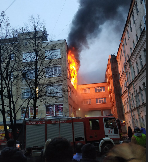 В Петербурге к горящему зданию 'Лениздат' направлена химико-радиометрическая лаборатория