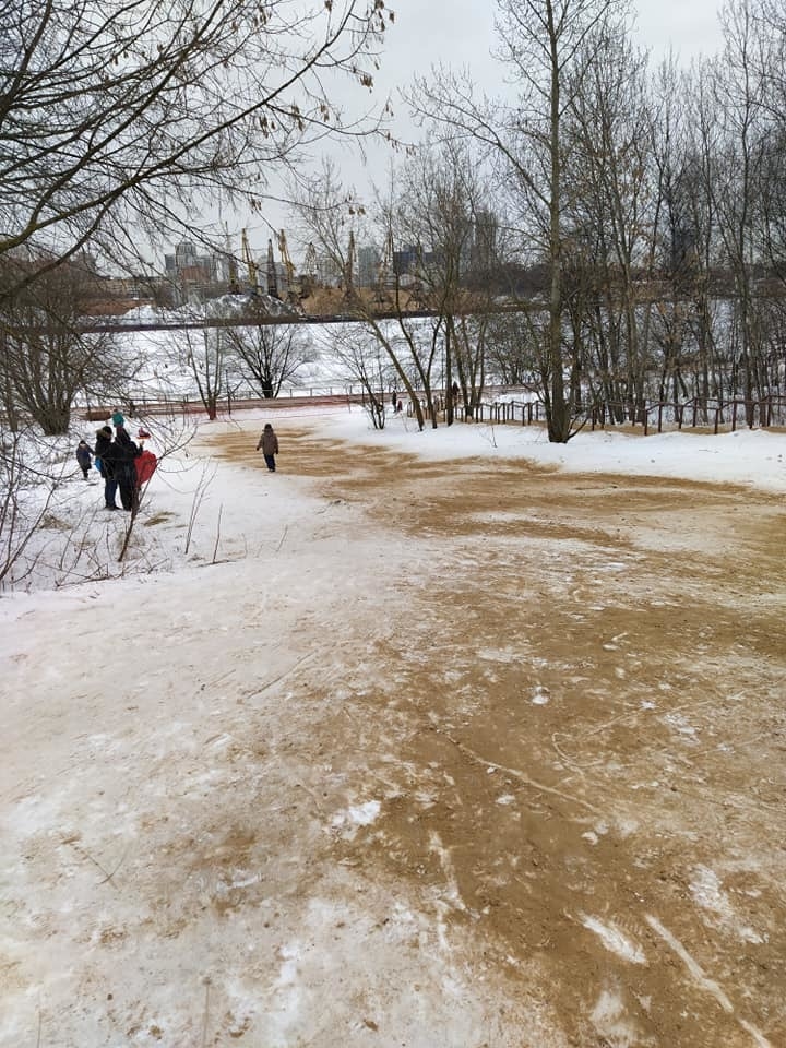 В московском парке объяснили, почему горки для катания на санках 'спрятали' под песком