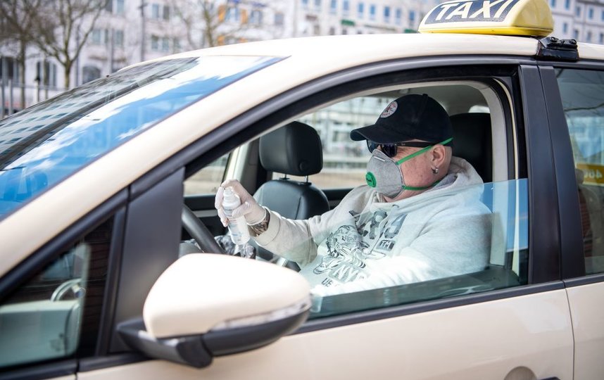 В Петербурге такси выехало на встречку и врезалось в столб