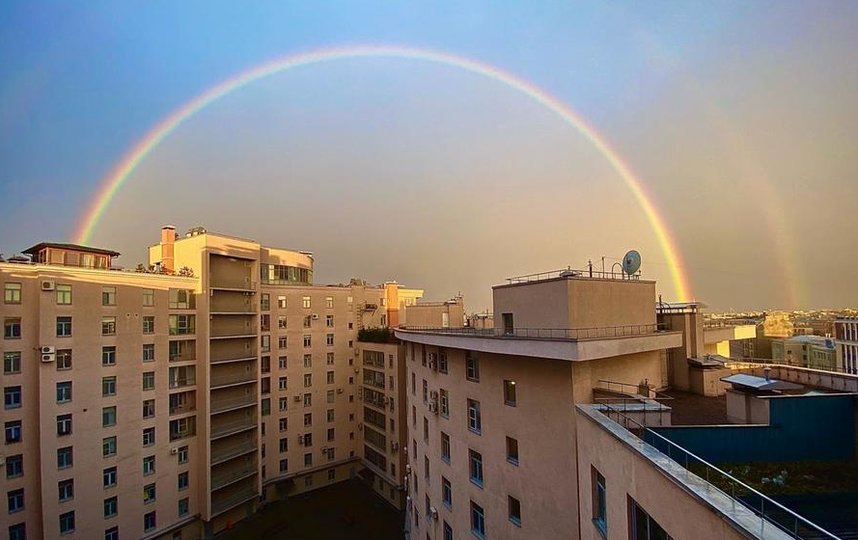 Фото двойной радуги над Петербургом делятся в Сети