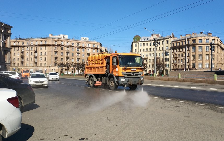 500 спецмашин моют и дезинфицируют улицы Петербурга ежедневно