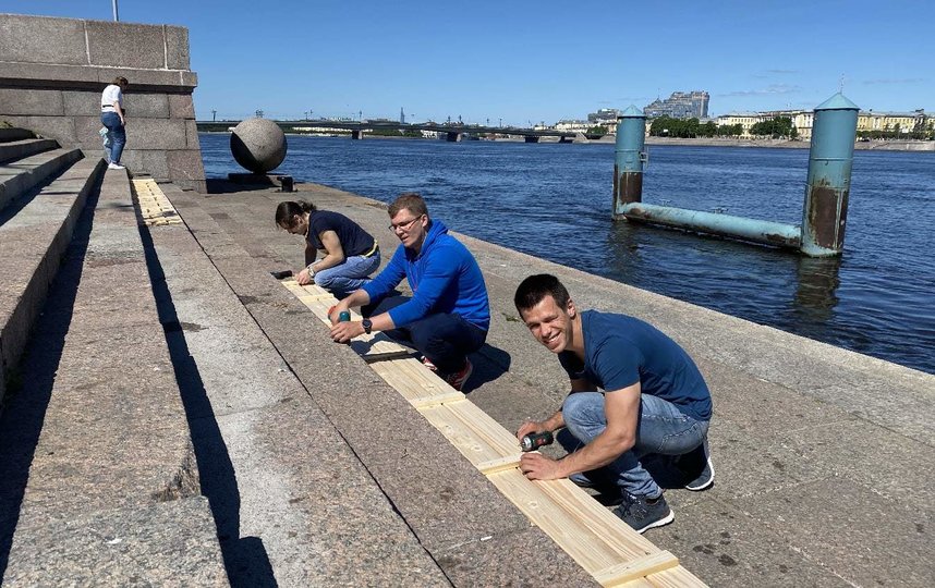 Петербуржцы самостоятельно обустроили зону отдыха на Воскресенской набережной