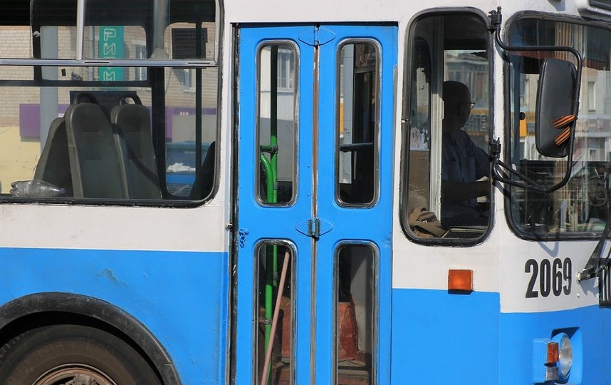 В Петербурге бетономешалка столкнулась с троллейбусом