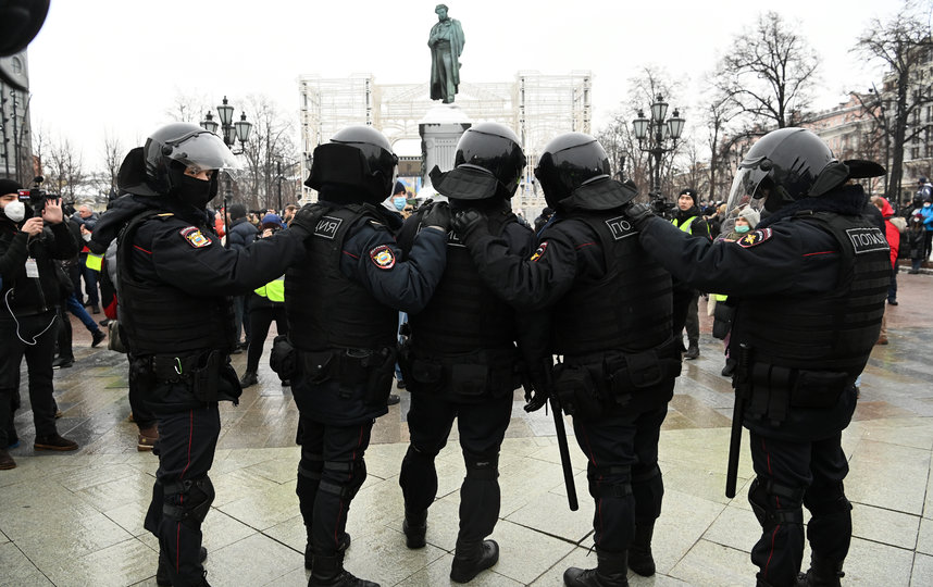 В Москве на несанкционированном митинге начались провокации против полиции