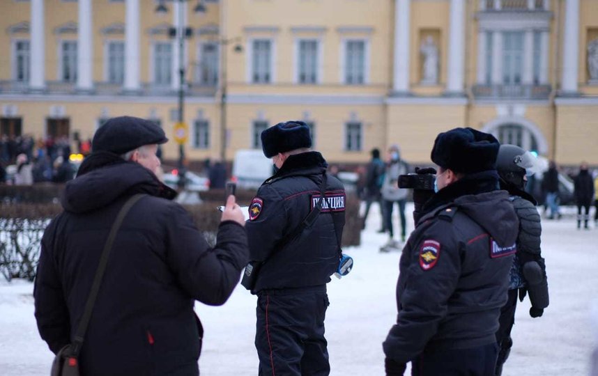 Полицейский, ударивший женщину в центре Петербурга, назвал случившееся личной трагедией: как она чувствует себя сейчас