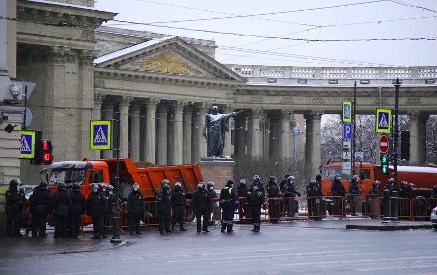 Закрыты станции метро, перекрыты центральные улицы: что происходит в Москве и Петербурге