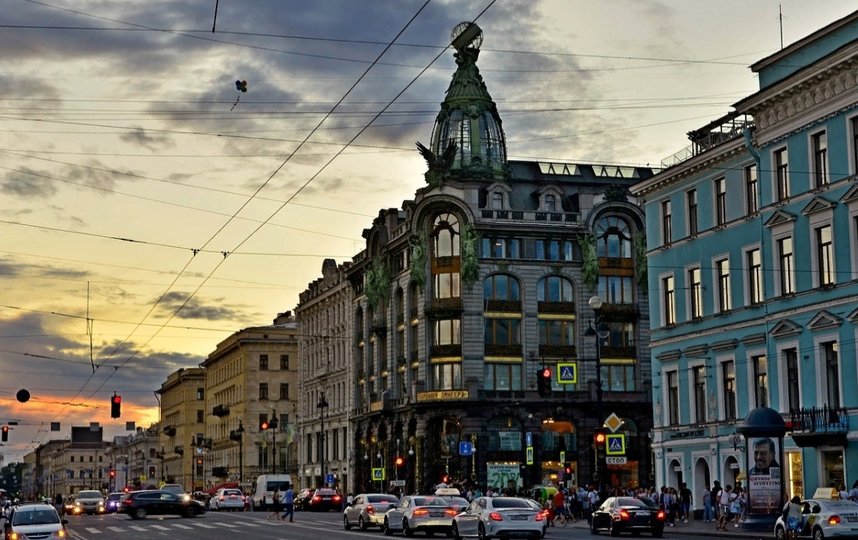 В центре Петербурга возобновили движение транспорта. Как сейчас работает метро