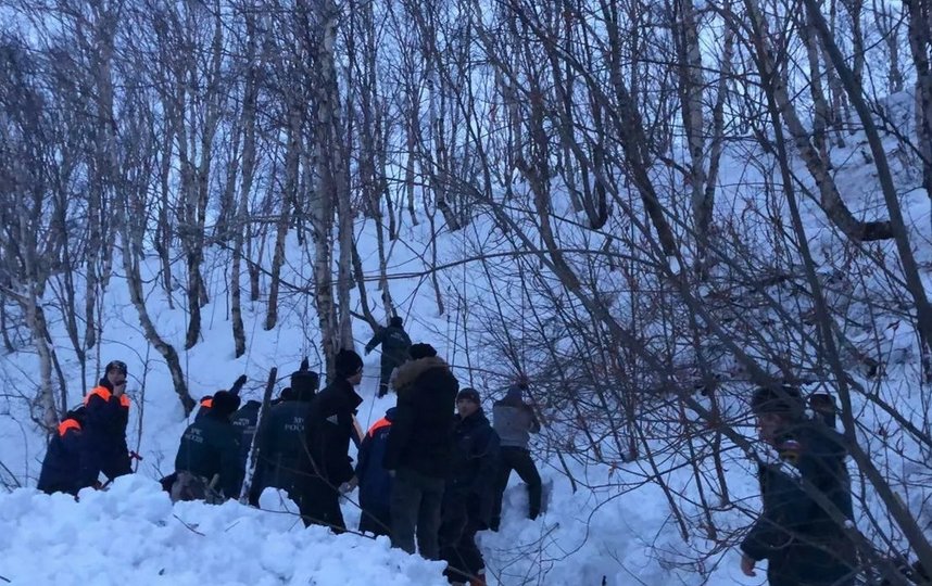 Снежная лавина сошла около школы на Камчатке. Что там сейчас происходит