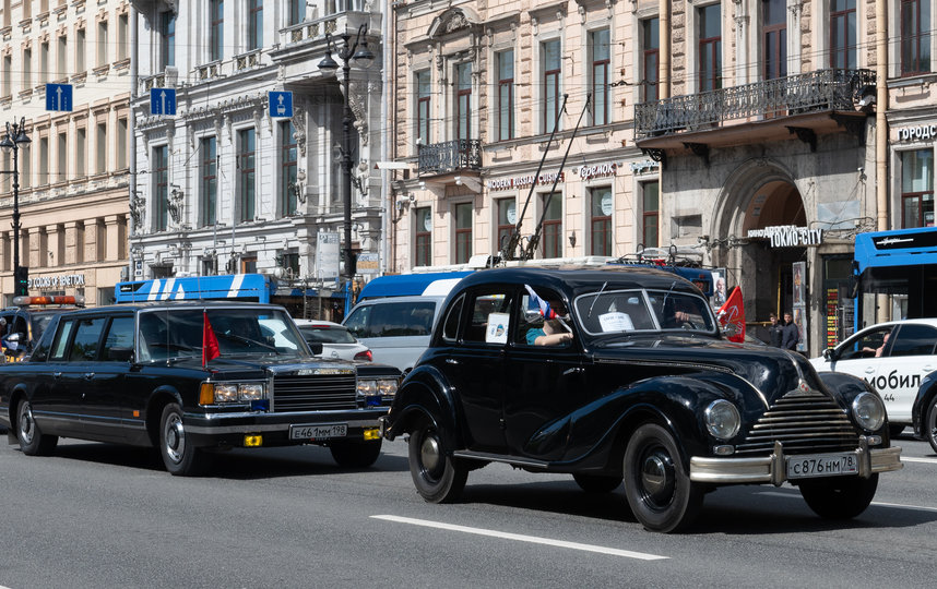 В центре Петербурга прошел парад ретро-транспорта – фото