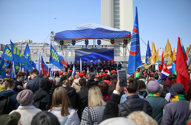 Во Владивостоке прошёл концерт 'Zа мир без нацизма!' в поддержу президента и 'Операции Z'