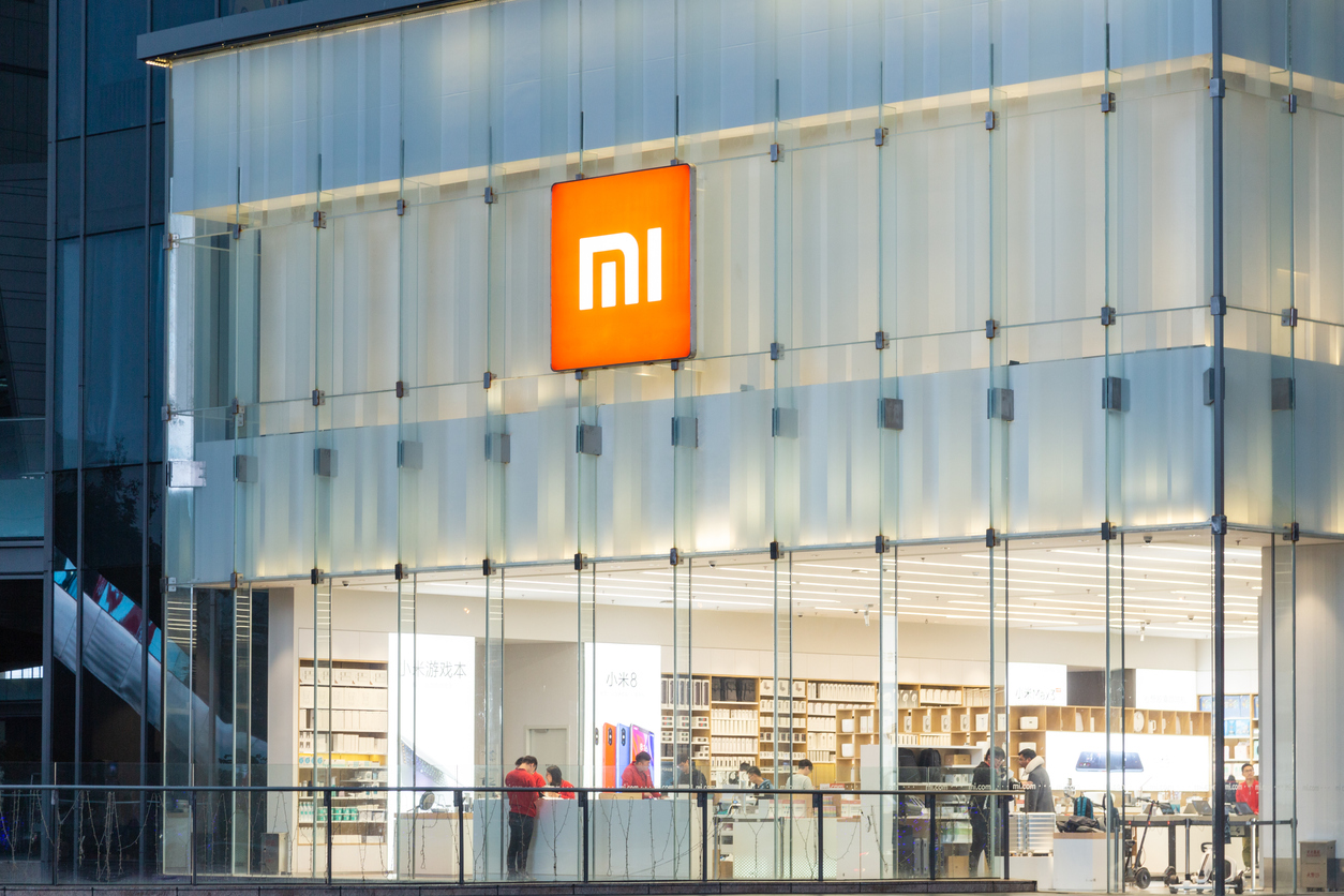 Xiaomi будет продавать новый смартфон без зарядки. В октябре компания высмеивала за это Apple