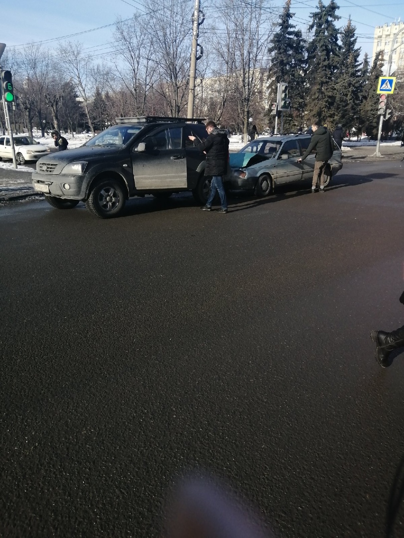 В Пензе на Володарского легковушка въехала во внедорожник - фото