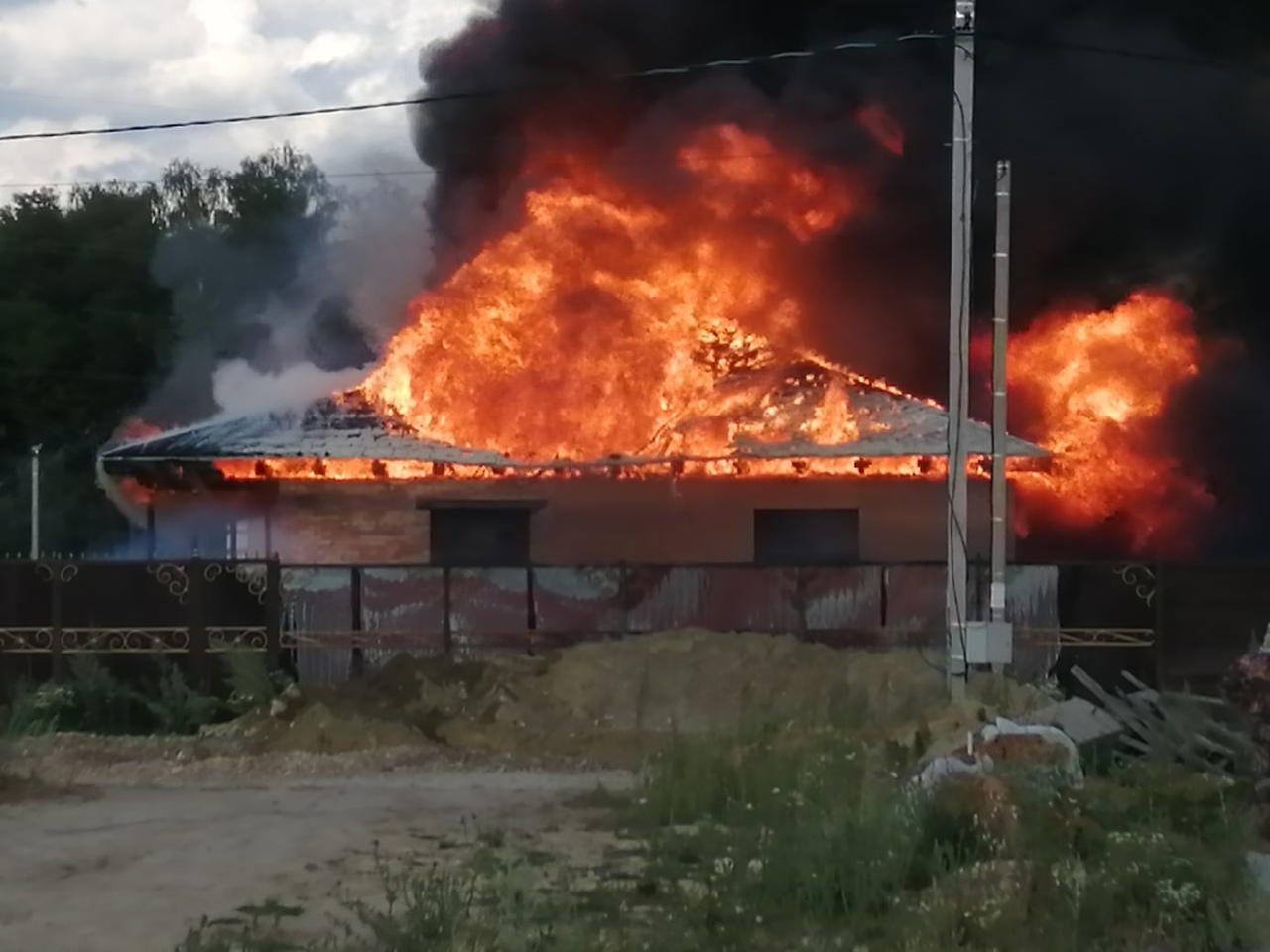 Небо почернело от дыма: в поселке под Пензой произошел страшный пожар