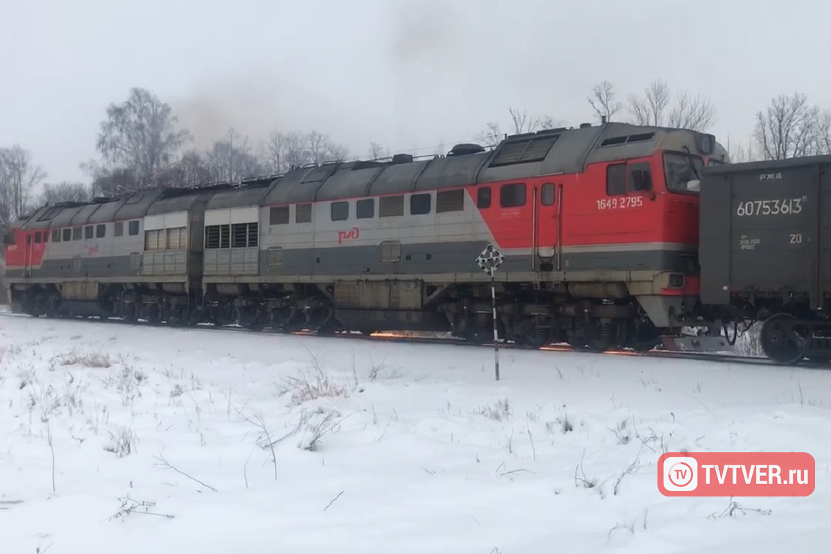 Сидел на путях: в Тверской области мужчина попал под поезд